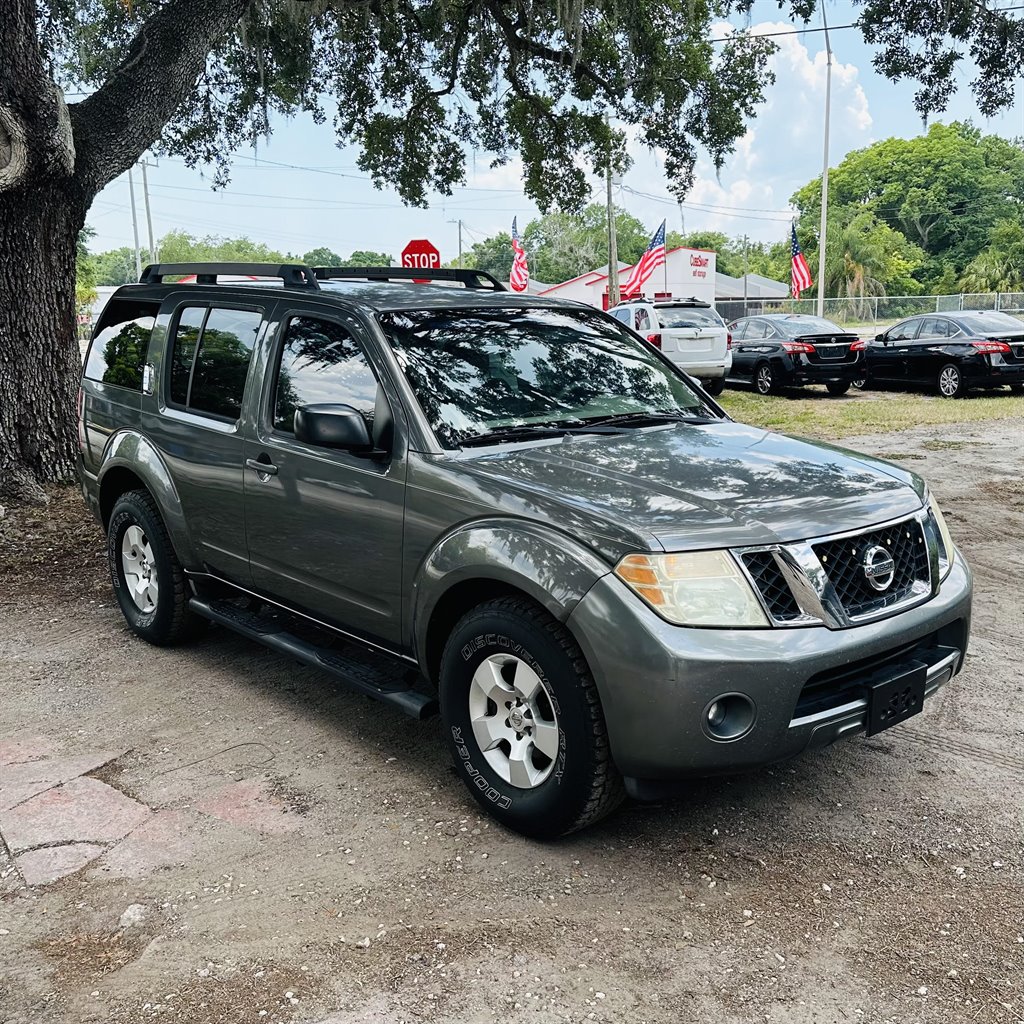 2008 Nissan Pathfinder S photo 2