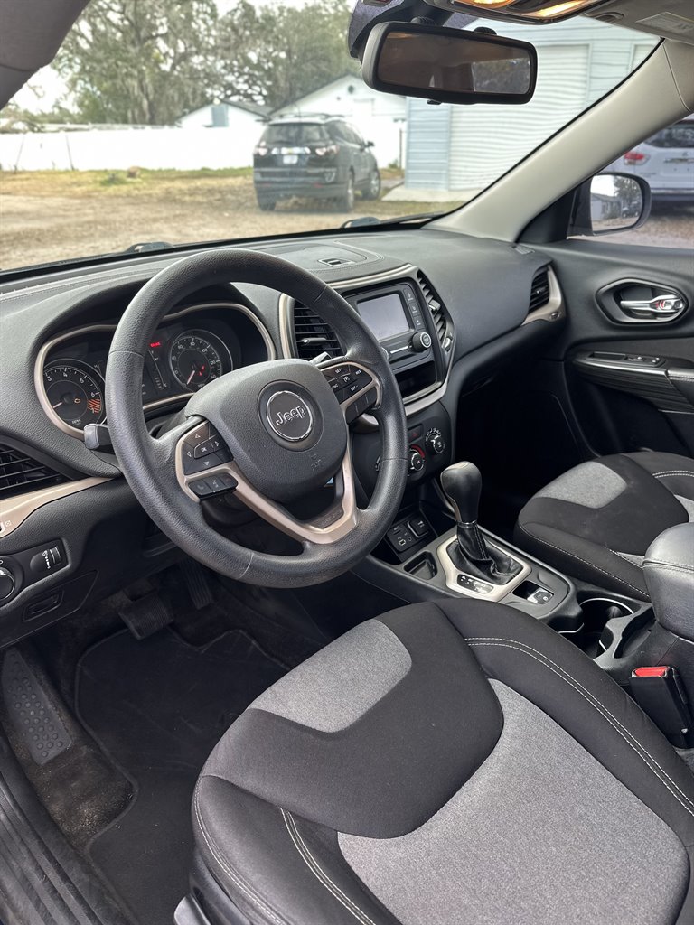 2014 Jeep Cherokee Sport photo 12