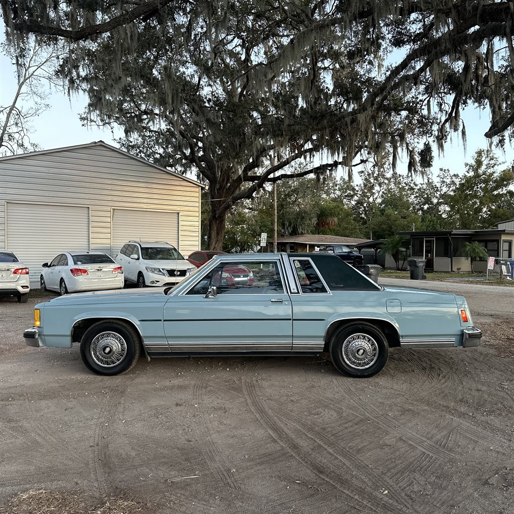 1986 Ford LTD null photo 6