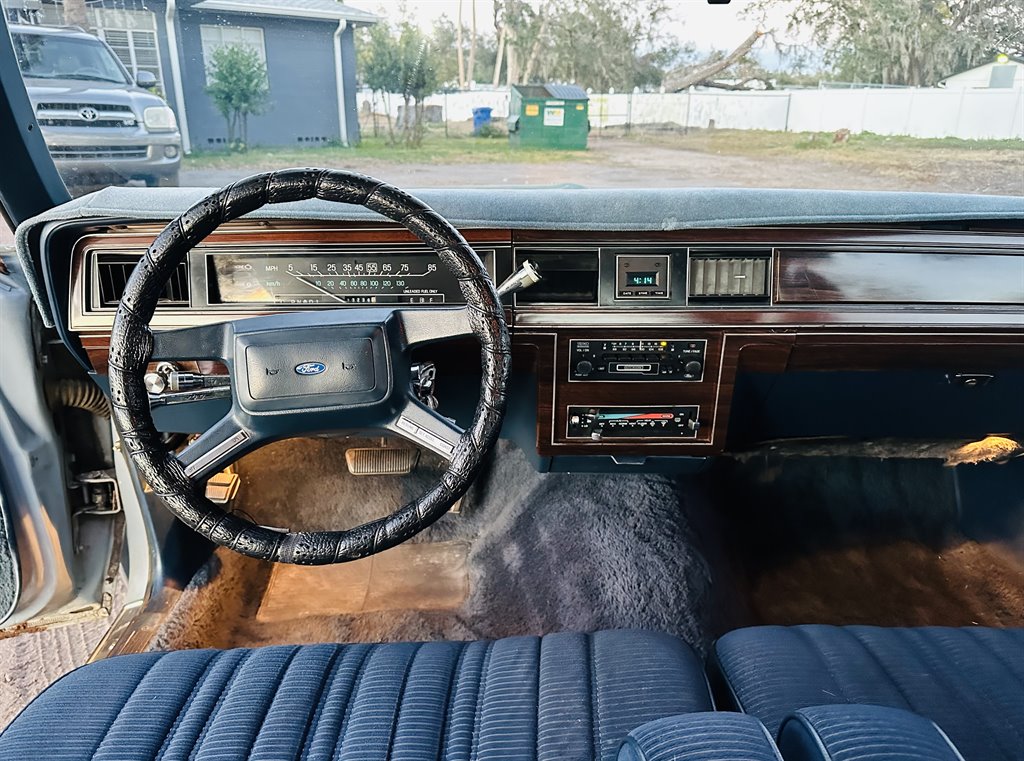 1986 Ford LTD null photo 12